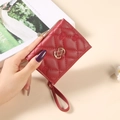 Rote gesteppte Kunstleder-Brieftasche mit Blumenstickerei und Handschlaufe für Damen - Rot