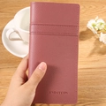 Portefeuille long en cuir grainé rose poudré avec logo embossé au style rétro - Rose foncé