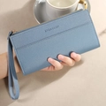 Donkerblauwe lange portemonnee met kiezeltextuur, polsbandje en metalen rits - Blauw