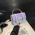 Borsa a tracolla minimalista lilla e crema con cinturini decorativi e fibbie metalliche - Viola