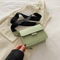 Bolso bandolera cuadrado verde menta con correa ancha de lona sobre blazer beige - Verde Frijol