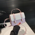 Borsa a mano da donna bicolore rosa e bianca con fibbie in metallo dorato - Rosa
