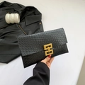 Pochette enveloppe noire minimaliste à motif crocodile avec fermoir en métal doré chic - Noir