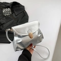 Schicke silberne Umhängetasche mit goldener Schließe und dezenter Knitteroptik - Silber