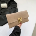 Pochette enveloppe kaki à motif crocodile avec fermoir géométrique en métal doré chic - Kaki