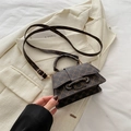 Mini sac bandoulière vintage en toile monogramme marron avec rabat en cuir - Marron