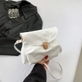 Weiße minimalistische Umhängetasche mit goldener Schnalle und weichem PU-Leder-Finish - Weiß