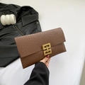Pochette enveloppe marron à motif crocodile avec grande boucle géométrique dorée - Marron