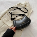 Bolso de media luna negro minimalista con detalles dorados y nudo elegante - Negro