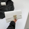 Pochette enveloppe blanche élégante avec texture crocodile et fermoir doré géométrique - Blanc