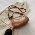 Bolso de media luna de cuero mate marrón con asa de nudo y correa ajustable - Marrón