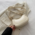 Elegante bolso media luna crema con detalle de metal dorado anudado y correas dobles - Blanco