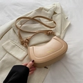 Bolso bandolera de media luna beige con correa anudada y detalle acolchado - Caqui