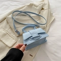 Piccola borsa a tracolla celeste in pelle litchi con fibbia dorata e manico superiore - Azzurro