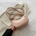 Bolso de media luna rosa en ecopiel con correa anudada y letras doradas de tendencia - Rosa
