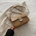 Sac bandoulière matelassé kaki chic avec boucle en U argentée sur un costume beige - Kaki