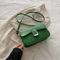 Sac bandoulière tendance en cuir vert vif à texture ondulée et boucle argentée - Vert