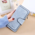 Cartera larga de mujer en azul claro mate con cierre de hebilla y ranuras para tarjetas - Azul