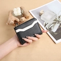 Portefeuille court minimaliste en cuir PU et porte-monnaie compact pour femmes au quotidien. - Noir