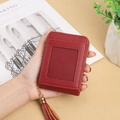 Portacarte RFID in pelle PU rossa scura con trama litchi, zip dorata e nappa decorativa - Rosso