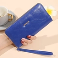 Cartera larga azul para mujer en cuero con textura de lichi, cremallera dorada y correa - Azul
