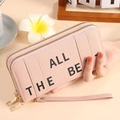 Cartera rosa de cuero granulado con doble cremallera y elegantes detalles metálicos dorados - Rosa