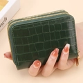 Portacarte verde scuro con motivo a coccodrillo, doppie cerniere dorate e protezione RFID - Stile Doppia Cerniera con Trama a Coccodrillo / Verde Scuro