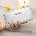 Cartera larga plateada para mujer con diseño acolchado y correa de muñeca extraíble - Plateado