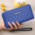 Portafoglio lungo trapuntato blu scuro con cerniera e cinturino da polso per donna - Blu