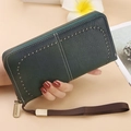 Dunkelgrüne lange RFID-Brieftasche mit hohlem Blumendesign und brauner Handgelenkschlaufe - Grün