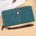 Lange Herren-Geldbörse mit Reißverschluss in Cyan-Mattoptik mit Handgelenkschlaufe - Blau
