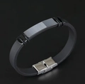 Detalle macro de la placa de acero pulido y el cierre en una pulsera de silicona negra - Acero Inoxidable, Silicona / Negro (Silicona)