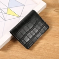Kurze Bifold-Geldbörse aus schwarzem Leder mit Krokoprägung und klassischem Druckknopf - Schwarz