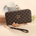 Cartera larga marrón con estampado de monogramas, cremallera dorada y correa de muñeca a juego - Marrón
