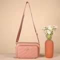 Sac bandoulière rose matelassé avec motifs de cœurs et plusieurs compartiments zippés - Rose