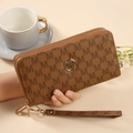 Cartera larga marrón para mujer con doble cremallera y estampado M en entorno de vida - Marrón