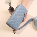 Cartera azul claro con cremallera doble, diseño acolchado y detalle de corona - Azul
