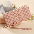 Cartera larga rosa para mujer con doble cremallera, estampado de letras M y correa de mano - Rosa