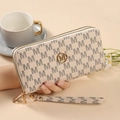 Beige lange dames portemonnee met dubbele rits, M-print en afneembaar polsbandje - Wit
