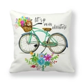 Detail van aquarelprint met fiets en bloemen op een zachte kussensloop van perzikhuid - Groene Fiets en Avontuur Stijl (5)