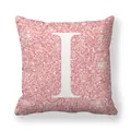 Détail de la housse de coussin rose pailletée avec lettre I blanche imprimée - 45x45 cm / Lettre I