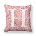 Détail d'une taie d'oreiller rose pailletée avec grande lettre H blanche décorative - 45x45 cm / Lettre H