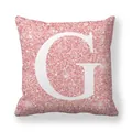 Détail de la taie d'oreiller en peau de pêche avec texture pailletée rose et lettre G - 45x45 cm / Lettre G