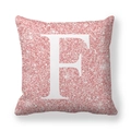 Vue détaillée d'une housse de coussin carrée à paillettes roses avec lettre F blanche et brillant - 45x45 cm / Lettre F