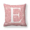 Détail de la texture rose pailletée sur housse de coussin avec la lettre E blanche - 45x45 cm / Lettre E