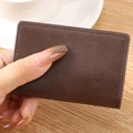 Étui à cartes de visite fin en cuir marron foncé avec texture carbone et couture - PU-Café