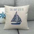 Detail van nautische zeilbootprint op linnen kussensloop met de Engelse tekst - Zeilboot Stijl