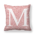 Housse de coussin rose effet pailleté en peau de pêche avec lettre M blanche - 45x45 cm / Lettre M