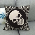 Detail der Textur des gotischen Eulen-Schädel-Leinen-Kissenbezugs auf grauem Sofa - Totenkopf-Muster (1)