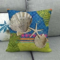Fodera per cuscino con stampa marina e foglie di monstera su divano grigio - 45x45 cm / Conchiglia Geometrica Blu (8)